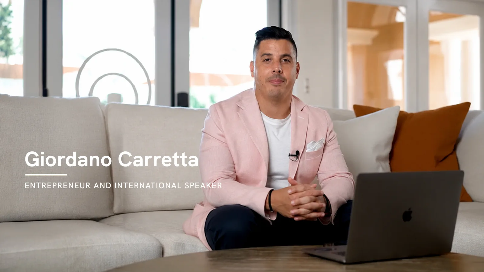 Giordano Carretta، کارآفرین و سخنران بین‌المللی، نشسته تا طرح پورسانت را معرفی کند